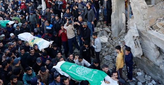Los dolientes asisten al funeral de las víctimas mortales del ataque aéreo israelí en el campo de refugiados palestinos de Al-Shati, al oeste de la ciudad de Gaza.