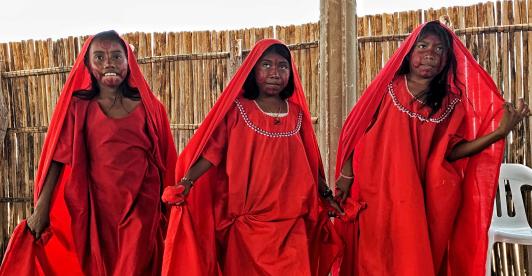 Las niñas wayúu interpretan la danza tradicional La Yonna, en Tres Bocas, Guajira, al norte de Colombia.