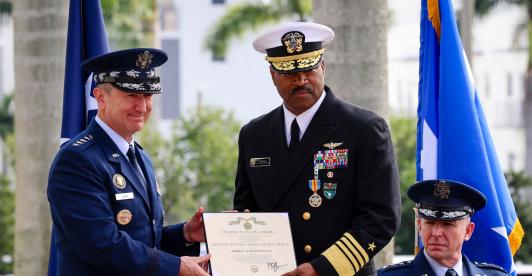 Jefe del Comando Sur de EE. UU. renuncia tras tensiones por las operaciones militares en el Caribe 