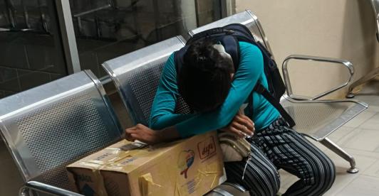 Madre achuar recibió el cuerpo de su bebé en una caja y expuso presunta crisis del sistema de salud en Ecuador 