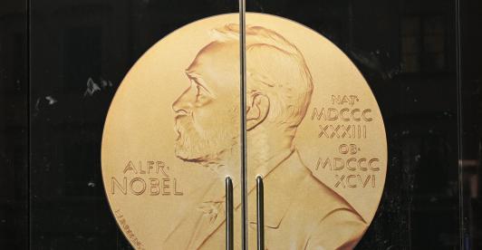 El sol brilla sobre la puerta de la Academia Sueca antes de la entrega del Premio Nobel de Literatura 2025 en la Academia Sueca de Estocolmo, Suecia.