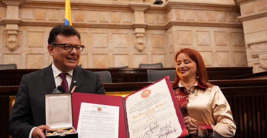 RTVC recibe condecoracion orden de la democracia Simon Bolivar.