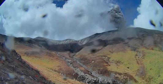 Volcán Puracé mantiene alerta naranja por emisiones continuas de ceniza y gases. Foto: Servicio Geológico