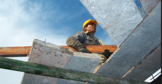 trabajador de la construcción, en altura