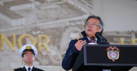 Mientras EE. UU. bombardea el Caribe, legaliza la marihuana: Petro