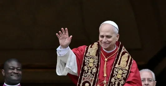 Papa León XIV estrena su primer 'Urbi et Orbi' con un llamado a la paz.