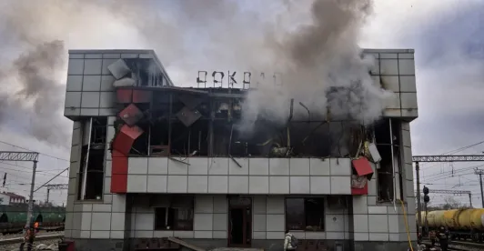 Rusia bombardea Kiev: 2 muertos y 600.000 hogares sin electricidad.