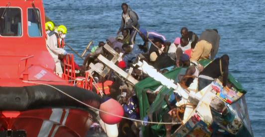 Esta imagen, tomada de un vídeo difundido por Televisión Canaria, muestra cómo una embarcación abarrotada de migrantes vuelca mientras sus ocupantes desembarcaban en el puerto de La Restinga, en la isla de El Hierro, Islas Canarias, España.