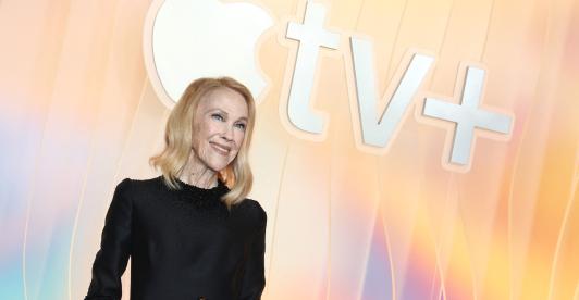 WEST HOLLYWOOD, CALIFORNIA - 14 DE SEPTIEMBRE: Catherine O'Hara asiste a la alfombra roja de la fiesta Primetime Emmy de Apple TV+ en Ysabel.