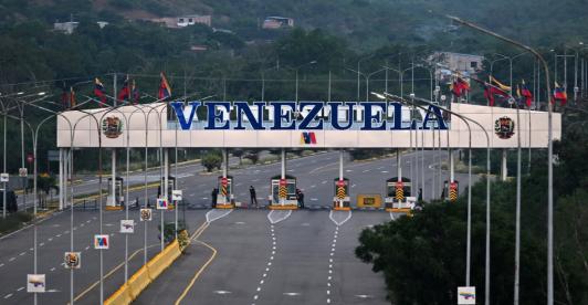 Reportan al menos 40 muertos en ataques de E.E. U.U. a Venezuela.