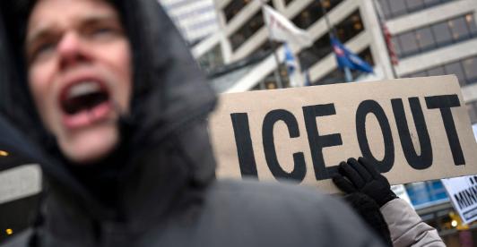 La agencia habría enviado cientos de citaciones a Google, Meta, Discord y Reddit para obtener datos de usuarios que publican y critican operativos migratorios del ICE.