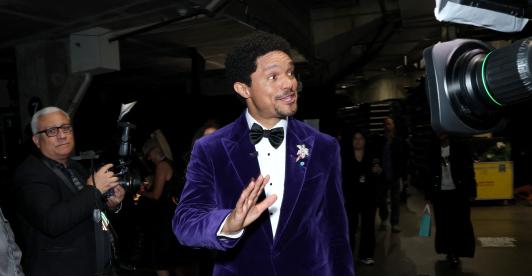 Trevor Noah asiste a la 68.ª edición de los premios GRAMMY en el Crypto.com Arena el 1 de febrero de 2026 en Los Ángeles, California.