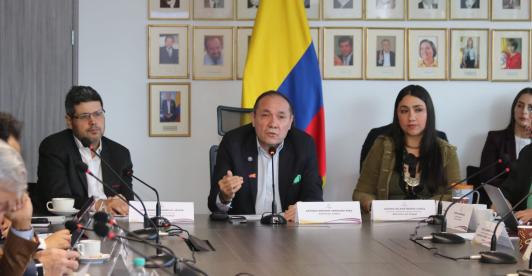 Gobierno logra respaldo de la Comisión de Concertación para mantener el incremento del 23,7 % del salario mínimo vital