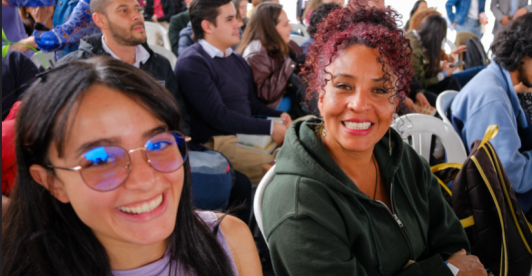 dos mujeres sonriendo a la cámara