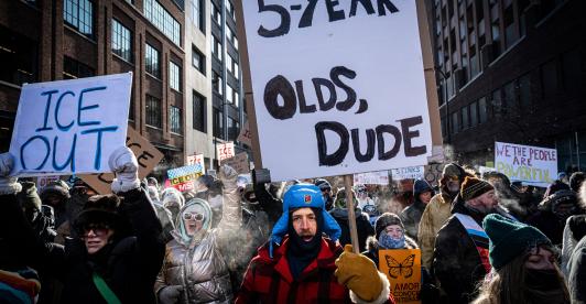 La gente sostiene carteles en referencia al niño de cinco años Liam Conejo Ramos, que fue detenido por agentes de inmigración, durante la protesta «ICE fuera de Minnesota: Día de la Verdad y la Libertad» en Minneapolis, Minnesota.