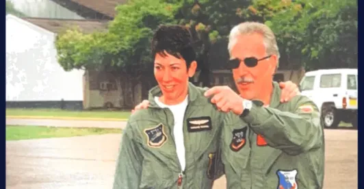 Según la información divulgada en ese paquete, Pastrana figura en registros de viajes y reuniones del periodo, junto con Sandy Berger —exasesor de seguridad nacional de Bill Clinton— y el abogado Alan Dershowitz. / Departamento de Estado.