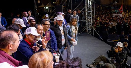 Petro presentó nuevo pasaporte hecho en Colombia.