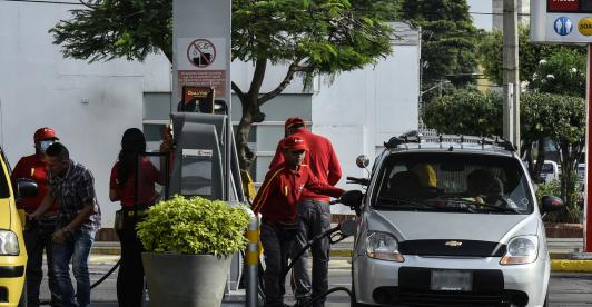 Precio de la gasolina bajará en marzo: costará 500 pesos menos.