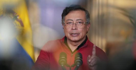 Presidente Petro anuncia que mantendrá el salario vital en Colombia.