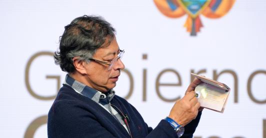 Presidente Petro presentó el nuevo pasaporte de Colombia.