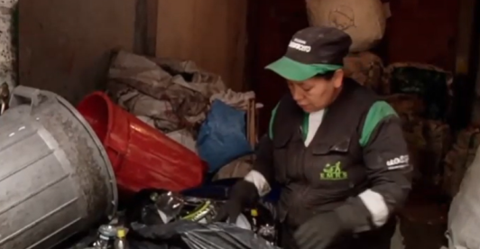 recicladora realizando su oficio