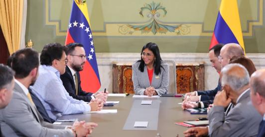 Reunión entre Delcy Rodríguez el ministro de Energía. / Foto: Presidencia de Venezuela.