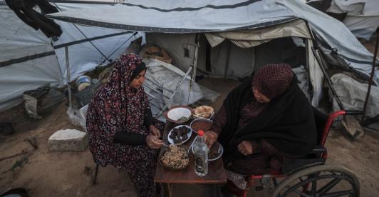 Más de cien camiones de ayuda humanitaria logran cruzar el paso de Rafah hacia Gaza sitiada