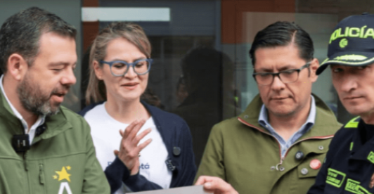 imagen de Carlos Fernando Galán, César Restrepo y Oficial de la Policía Metropolitana