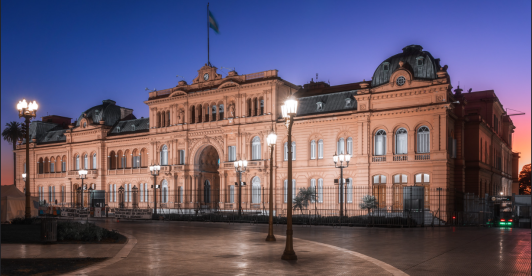 imagen de la casa de gobierno argentina, Casa Rosada, al caer la tarde