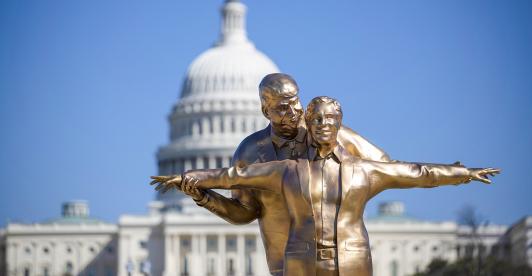 Instalan estatua de Trump y Epstein en Washington