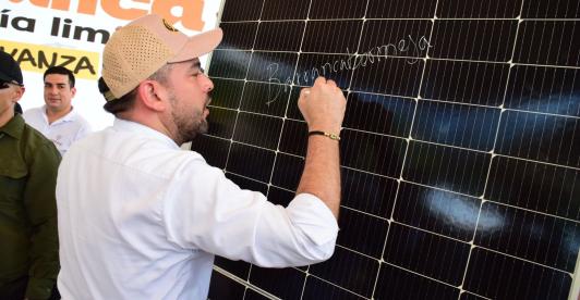 La energía solar superó al carbón en Colombia: Petro.