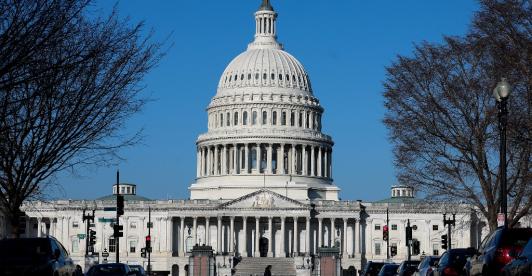 Senado de EE. UU. avala poderes de guerra de Trump contra Irán.