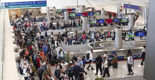 Trump despliega agentes del ICE en aeropuertos de EE. UU.
