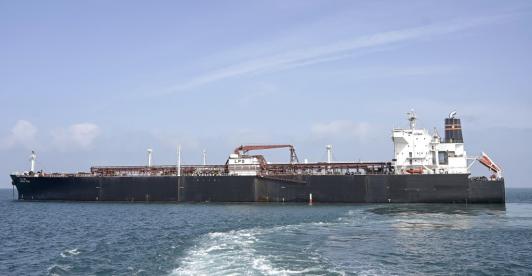 Washington autoriza la venta del petróleo iraní cargado en buques.