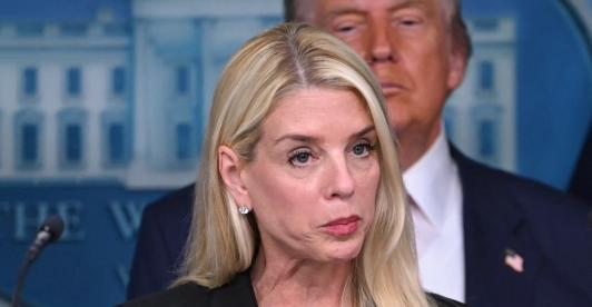 Trump despide a su fiscal general, Pam Bondi