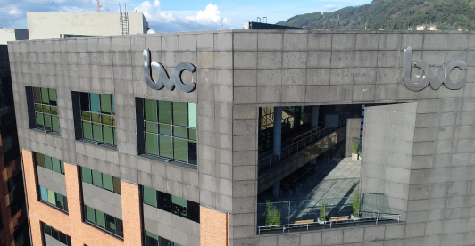 El mayor aumento del salario mínimo en décadas no destruyó empleo en Colombia, según JP Morgan