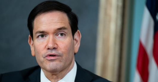 Estados Unidos instruyó a sus embajadas reclutar influenciadores.