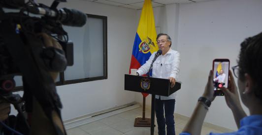 Petro ordena desbloqueo de vías para garantizar paso de alimentos 