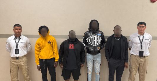 Migración deporta a influenciador que promovía explotación sexual