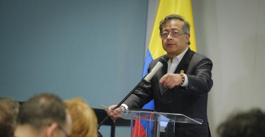 Presidente defiende su política antidrogas y cuestiona la de Duque
