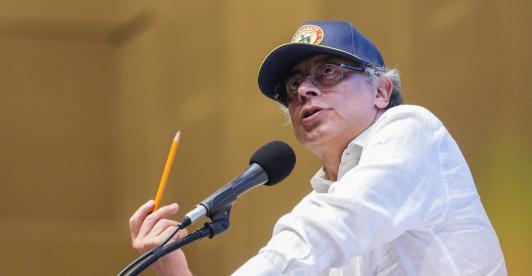 Petro ordena depurar lista de generales vinculados a mafias del oro.