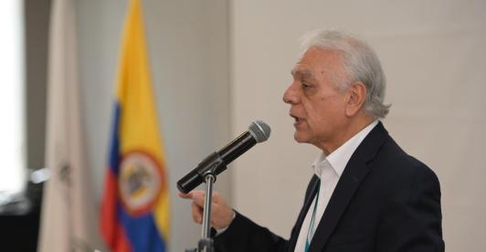 Renuncia el Superintendente Nacional de Salud Bernardo Camacho.