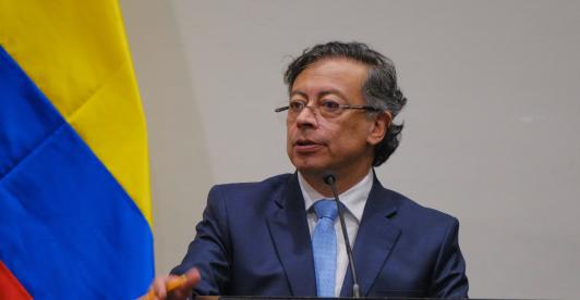 Petro llama a fondos privados de pensiones a invertir en vivienda