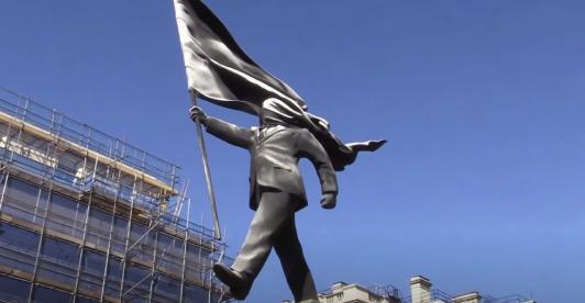 Banksy irrumpe en el corazón de Londres con una escultura que desafía el nacionalismo y el poder monárquico