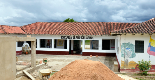 primer plano de una escuela rural