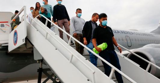 Colombianos deportados. / Foto: Fuerza Aeroespacial Colombiana.