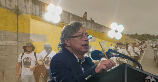 Presidente Gustavo Petro defiende el mural sobre falsos positivos en Antioquia, y calificó como “censura” las acciones del expresidente Álvaro Uribe 