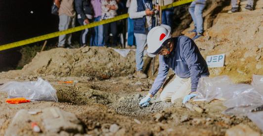 Justicia tras 24 años de olvido: JEP entrega el cuerpo de la séptima víctima hallada en La Escombrera de Medellín