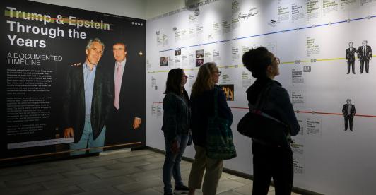 Jeffrey Epstein y Donald Trump: exhiben archivos en NY