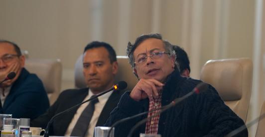 Presidente Gustavo Petro propone reforma tributaria y baja de intereses para frenar la crisis fiscal en Colombia
